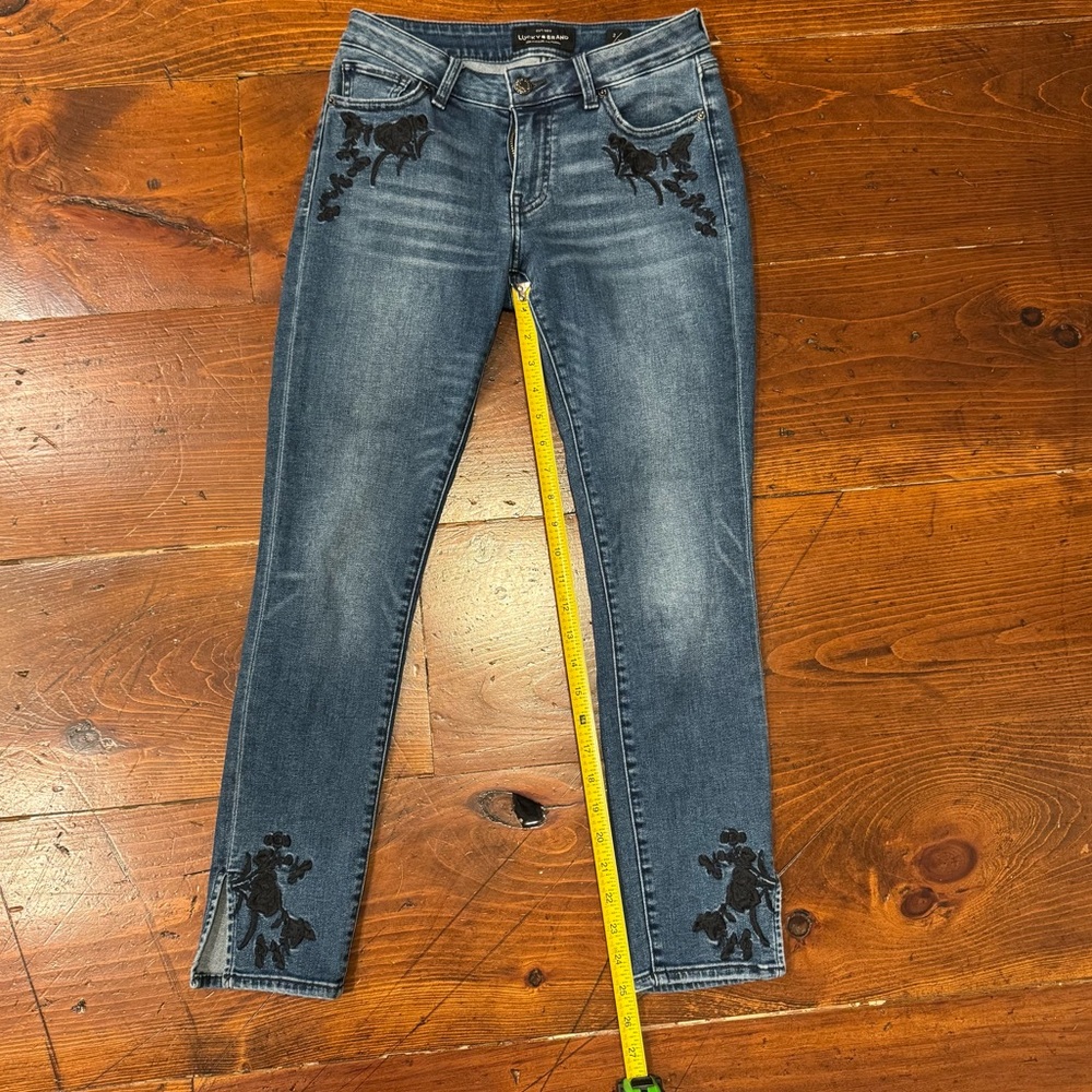 Lucky Brand Lolita Skinny- Women's Blue Jeans with Black Floral Embroidery Size - Picture 2 of 9
